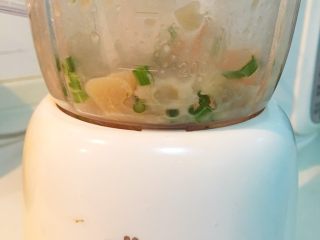 5、咖喱黑松露菌菇锅贴（含皮冻制作方法）,我加了点葱、洋葱，还有之前剩下来的一点汤汁，扔到搅拌机里搅打。