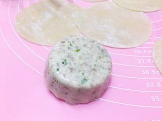 6、咖喱黑松露菌菇锅贴（含皮冻制作方法）,然后，放入冰箱里冷冻，估计十来分钟就可以变成这种皮冻。这个皮冻就是保证包子啊小笼啊汤圆啊锅贴啊多汁流啊流啊的重点啦！