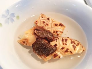 7、咖喱黑松露菌菇锅贴（含皮冻制作方法）,在煮皮冻的过程中我也没有闲着，泡了花菇和松露，其实没有也可以不做，但是没有那么香应该。这个泡发好了以后这些水放着一起煮，把菇类切小丁，煮开就超级香啦！