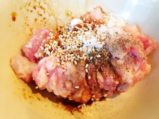 8、咖喱黑松露菌菇锅贴（含皮冻制作方法）,肉加上上述那些调料自己调制。