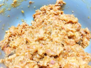 9、咖喱黑松露菌菇锅贴（含皮冻制作方法）,肉、洋葱丁、花菇丁、咖喱（我用的日产的好侍咖喱块两块，之前用牛头牌也不错）等，混合，加入烧开的香菇水一点点。各种搅打。然后就变成这样子啦！