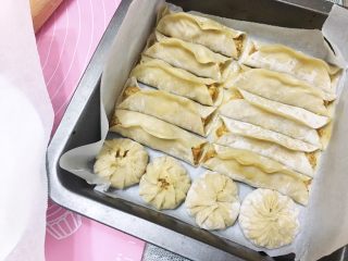 11、咖喱黑松露菌菇锅贴（含皮冻制作方法）,我还包了4个小笼包，就是包包子的方法哈。