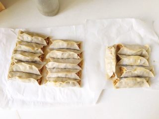 10、咖喱黑松露菌菇锅贴（含皮冻制作方法）,我偷懒没有自己擀皮，用的饺子皮自己再擀得更加大和宽。好方便也效果不错。在包的时候放入馅料和刚刚冰箱拿出来的皮冻丁一起混合包入。