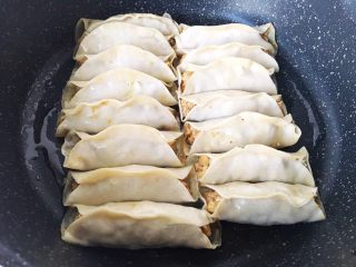 12、咖喱黑松露菌菇锅贴（含皮冻制作方法）,早上到了！让我们来做早饭啦！这个就是昨天包好的锅贴！然后呢，平底锅放油，一个个码进去。小火煎。