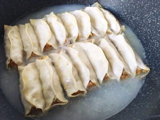 13、咖喱黑松露菌菇锅贴（含皮冻制作方法）,大概看煎的有点干了（约5分钟）。就倒面粉和冷水的混合液进去，盖到锅贴身体的一半。锅贴就在面粉水里面游泳啦！