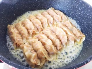 14、咖喱黑松露菌菇锅贴（含皮冻制作方法）,改成中大火煎。盖盖子。这个是过程中。