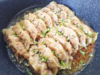 15、咖喱黑松露菌菇锅贴（含皮冻制作方法）,差不多时间，收小火，撒芝麻和葱。可以看见底部有好看的冰花。