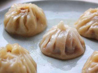 16、咖喱黑松露菌菇锅贴（含皮冻制作方法）,小笼包是放到蒸笼里面蒸的。就是要这样子的。里面是一包汤。
