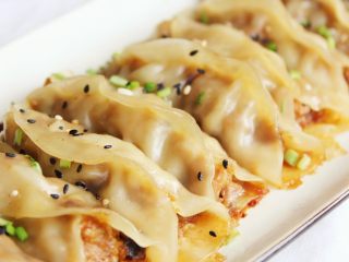 17、咖喱黑松露菌菇锅贴（含皮冻制作方法）,锅贴拿出来是这样子的。。也因为皮冻的关系很多汁。