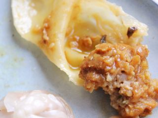 18、咖喱黑松露菌菇锅贴（含皮冻制作方法）,来个咬开图。。去享受美味吧！好吃记得收藏点赞哈