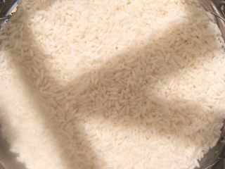 3、红豆粽子,糯米淘洗干净后浸泡3小时以上