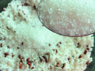 7、红豆粽子,加入白糖