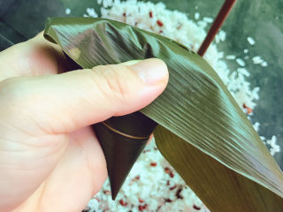 15、红豆粽子,左边往下折