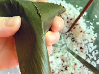 16、红豆粽子,右边也往下折