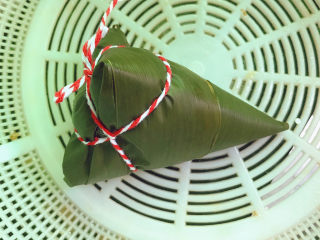 17、红豆粽子,再用绳子绑起来