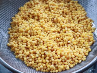 1、奶香绿豆糕,脱皮绿豆洗干净，可以提前浸泡一夜，如果和我一样没浸泡的话，蒸的时候要放一些水