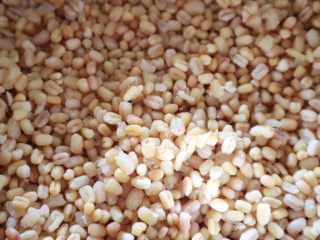 3、奶香绿豆糕,蒸熟的豆子可以很轻易的捏碎