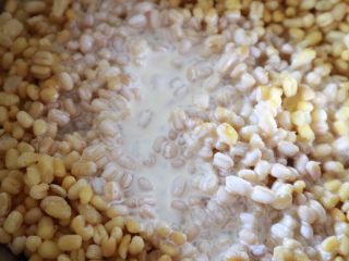 4、奶香绿豆糕,加入淡奶油和牛奶