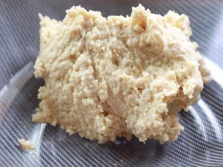 5、奶香绿豆糕,把绿豆泥过一次筛，这一步需要一些耐心