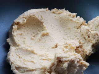 6、奶香绿豆糕,过筛后的绿豆泥放入不粘锅中