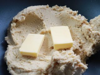 7、奶香绿豆糕,分次加入黄油，开中小火炒到绿豆泥彻底吸收黄油