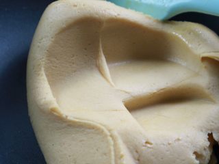 8、奶香绿豆糕,吸收了黄油以后的绿豆泥是很细腻的，并且不粘刮刀