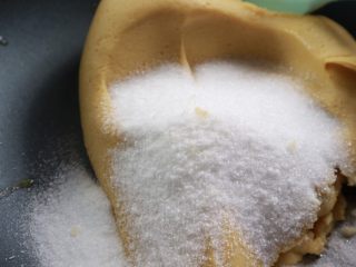 9、奶香绿豆糕,然后一次性加入细砂糖，快速拌匀