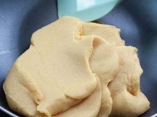 11、奶香绿豆糕,继续炒，直到绿豆泥变的重新不粘刮刀，就炒好了