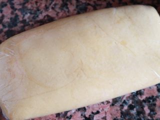 12、奶香绿豆糕,用耐高温的保鲜膜包裹住炒好的绿豆泥，冷却降温