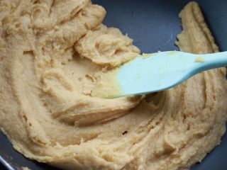 10、奶香绿豆糕,砂糖融化后，绿豆泥会变得偏软，因为细砂糖中的水分溶解