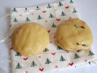 13、奶香绿豆糕,温热的绿豆泥我分成了两份，一份是原味的，一份我添加了蔓越莓干