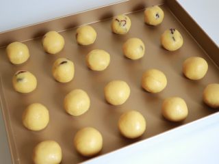 14、奶香绿豆糕,分成35g左右的大小，搓圆