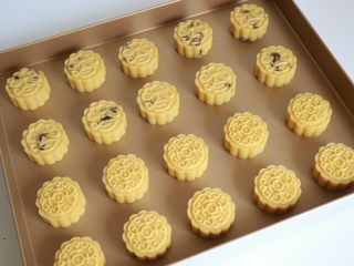 15、奶香绿豆糕,用50g的月饼模具进行压模