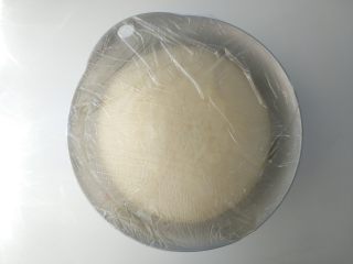 6、厚底鲜虾批萨,发酵到2倍大小后取出，揉面排气后，静置饧面10分钟