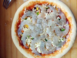 11、厚底鲜虾批萨,将虾肉均匀铺好，表面洒适量奶酪碎