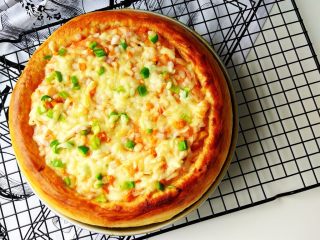 13、厚底鲜虾批萨,后表面再洒少许混合蔬菜粒和奶酪碎，挪到上层，180度再烤5-10分钟上色即可