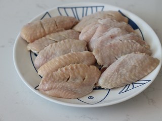 1、柠檬黑胡椒烤鸡翅,鸡翅要买新鲜的鸡翅中，不要买那种冻的，这点很重要！鸡翅两面开花刀之后用流动水清洗干净，沥干水分备用