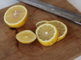 2、柠檬黑胡椒烤鸡翅,取一个柠檬，一半切片，另一半挤出柠檬汁备用
