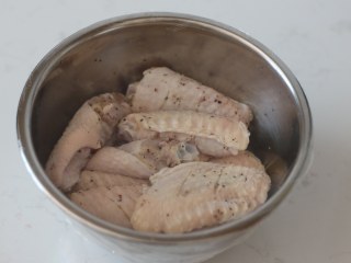 4、柠檬黑胡椒烤鸡翅,蒙上保鲜膜。放入冰箱腌制入味。冷藏半小时