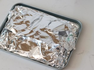 9、柠檬黑胡椒烤鸡翅,再把鸡翅用锡纸包好，准备丢进烤箱烤吧
