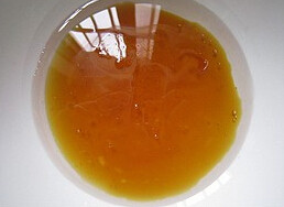 1、广式豆沙月饼,豆沙馅分成25g一个小球，转化糖浆，枧水，食用油倒入大碗内混