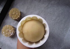 4、广式豆沙月饼,放入模具内，倒扣在铺了油纸的烤盘内，轻轻的压，脱模