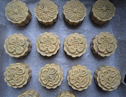 5、广式豆沙月饼,排在烤盘内，烤箱预热200度，中层，20分钟。烤5分钟后，拿出刷上一层全蛋液