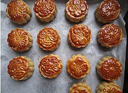 6、广式豆沙月饼,再继续烤15分钟，取出晾凉即可