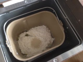 2、玉米培根披萨,加入面粉和酵母，放入面包机里，选择和面程序20分钟