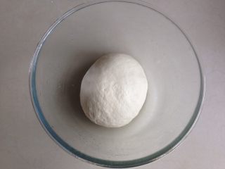 3、玉米培根披萨,室温高，面团和好后，取出来，放在盆子里，盖上保鲜膜，室温发酵40分钟