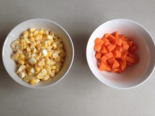 4、玉米培根披萨,在等待发酵的过程中，准备其他材料。将玉米刨下来，胡萝卜切粒，都要吸干多余的水份