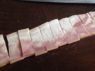 5、玉米培根披萨,培根切小片