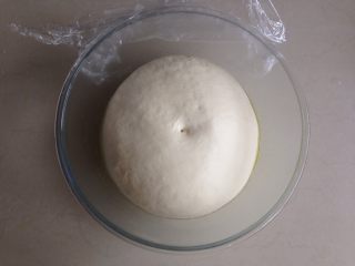 6、玉米培根披萨,面团发酵两倍大