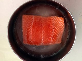 2、三文鱼寿司,清洗干净